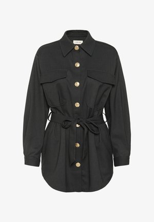 Czarna tunika z długim rękawem, złotymi guzikami, kieszeniami na klatce piersiowej oraz związanym paskiem w talii, z kołnierzykiem.