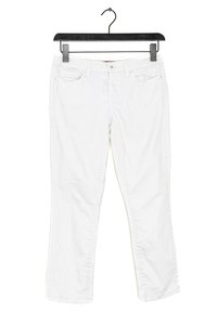 Vita denimjeans med rak passform, med fram- och bakfickor, dragkedja och bälteshällor, upphängda på en svart galge.