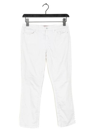 Jeans en denim blanc avec une coupe droite, avec des poches avant et arrière, une fermeture éclair, et des passants de ceinture, exposés suspendus sur un cintre noir.