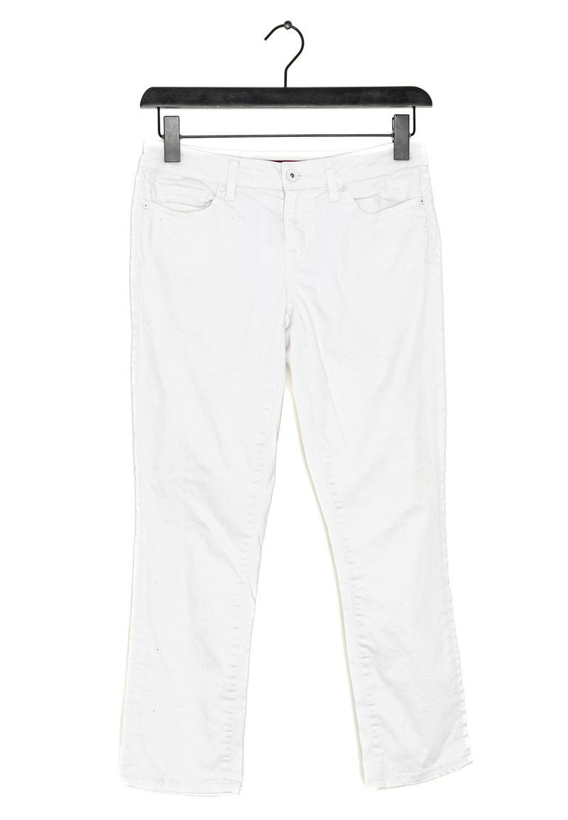 Vita denimjeans med rak passform, med fram- och bakfickor, dragkedja och bälteshällor, upphängda på en svart galge.