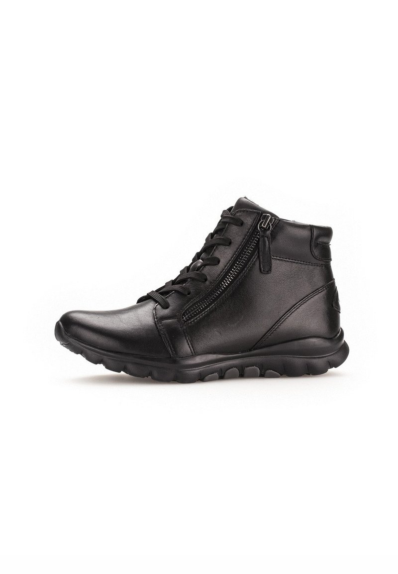 Botas de tobillo de cuero negro con puntera redondeada, cremallera lateral y suela de goma texturizada. Presentan un cordón tradicional y un diseño minimalista.