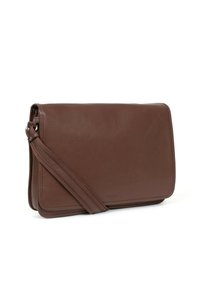 Borsa a tracolla in pelle marrone, con chiusura a patta, tracolla regolabile, superficie liscia e dettagli di cucitura discreti.