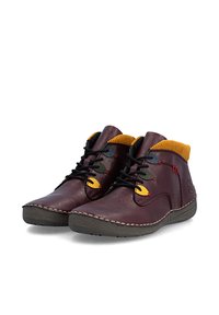 Paire de bottines en cuir bordeaux avec lacets noirs, œillets jaunes, semelles grises et col rembourré jaune moutarde.