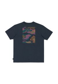 Camiseta de algodón azul marino con un patrón abstracto multicolor en la parte posterior, con líneas y formas curvadas en acentos de verde, púrpura y naranja.