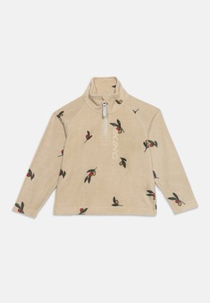 Pull polaire beige avec fermeture éclair au quart et motifs dispersés de baies rouges et jaunes avec des feuilles vertes sur le tissu.