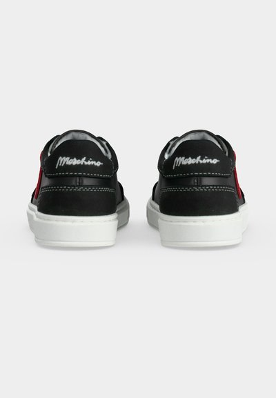 Ζευγάρι μαύρα και κόκκινα sneakers με λευκές σόλες, από πίσω, με λευκό κεντημένο λογότυπο "Moschino" στις πίσω γλωττίδες.