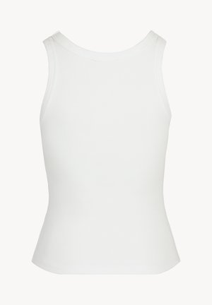 Witte geribbelde mouwloze tanktop met een ronde halslijn en een slanke pasvorm, weergegeven tegen een lichte achtergrond.