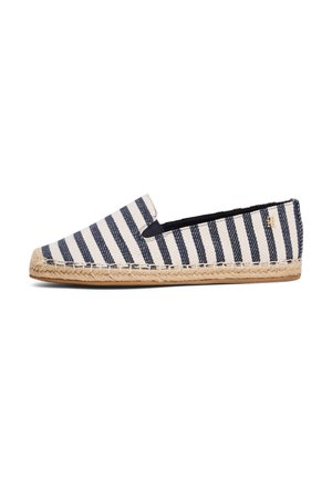 Donkerblauw-wit gestreepte slip-on espadrille met gevlochten jutezool en klein gouden logodetail bij de hiel, zijaanzicht.