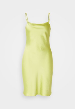 Fényes selyemruha élénk sárga színben, vékony állítható pántokkal és sima, csillogó textúrával, térdhez érő hosszal.