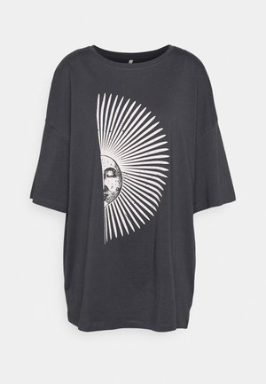 T-shirt oversize grigio scuro con scollatura rotonda e maniche corte, caratterizzato da una grafica bianca di sole e luna sul davanti.