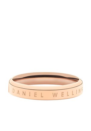 Bague en métal or rose avec la gravure "DANIEL WELLINGTON" autour du bord extérieur, finition lisse et polie.