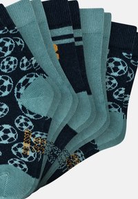 Cinque paia di calzini in teal e blu navy, caratterizzati da vari motivi tra cui palloni da calcio e righe, realizzati in un morbido tessuto testurizzato.
