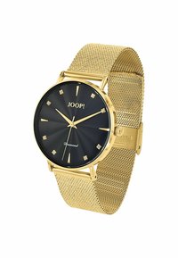 Gouden mesh band horloge met een zwarte gestructureerde wijzerplaat, gouden uurmarkeringen en kristalaccenten, met een roestvrijstalen kast en logo.