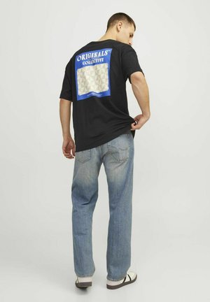 Sort T-shirt med korte ærmer, der har et blåt rektangulært logo med teksten "ORIGINALS COLLECTIVE" og et struktureret geometrisk mønster på bagsiden.