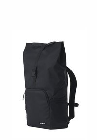 Schwarzer Rucksack mit Roll-Top-Design, aus strapazierfähigem Stoff gefertigt. Verfügt über verstellbare Träger, eine Fronttasche und ein Logo am Boden.
