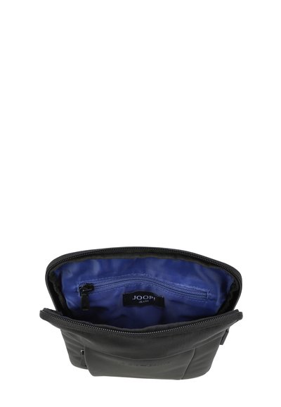 Sac en cuir noir avec fermeture éclair, doté d'une doublure intérieure bleue et d'une petite poche zippée. Présentant une texture lisse et un design minimaliste.