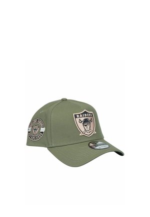 Olivgrüne Baseballkappe mit Oakland Raiders Logo-Patch vorne und seitlich, gebogenem Schirm und verstellbarem Riemen auf der Rückseite.