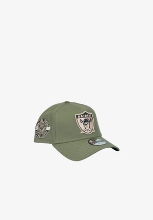 Olivgrüne Baseballkappe mit Oakland Raiders Logo-Patch vorne und seitlich, gebogenem Schirm und verstellbarem Riemen auf der Rückseite.
