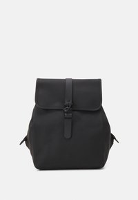 Zaino nero realizzato in materiale resistente, con un lembo dotato di chiusura a cintura, spallacci laterali regolabili e una superficie liscia.