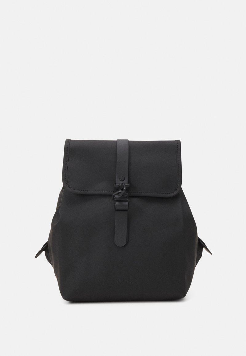 Zaino nero realizzato in materiale resistente, con un lembo dotato di chiusura a cintura, spallacci laterali regolabili e una superficie liscia.