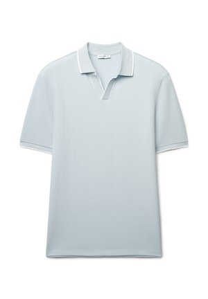 Polo à manches courtes bleu clair, tissu texturé, avec un col en V et des accents blancs sur le col et les manches.