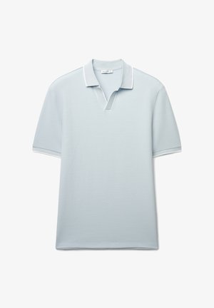 Hellblaues Polohemd mit kurzen Ärmeln aus strukturiertem Stoff, mit V-Ausschnitt und weißen Akzenten am Kragen und an den Ärmeln.