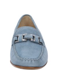 Wildleder-Loafer in Hellblau mit abgerundetem Zeh, ausgestattet mit einer silbernen Kettenakzent und detaillierten Nähten entlang der Ränder. Flache braune Sohle.