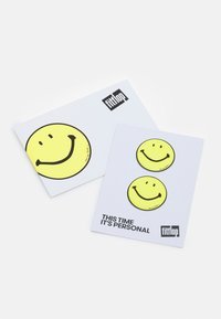 Conjunto de dois cartões com designs de rostos sorridentes amarelos em fundo branco, com texto preto e um logótipo num dos cantos.
