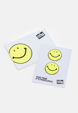 Conjunto de dois cartões com designs de rostos sorridentes amarelos em fundo branco, com texto preto e um logótipo num dos cantos.
