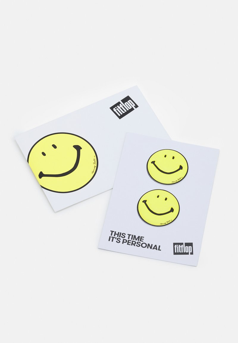 Conjunto de dois cartões com designs de rostos sorridentes amarelos em fundo branco, com texto preto e um logótipo num dos cantos.