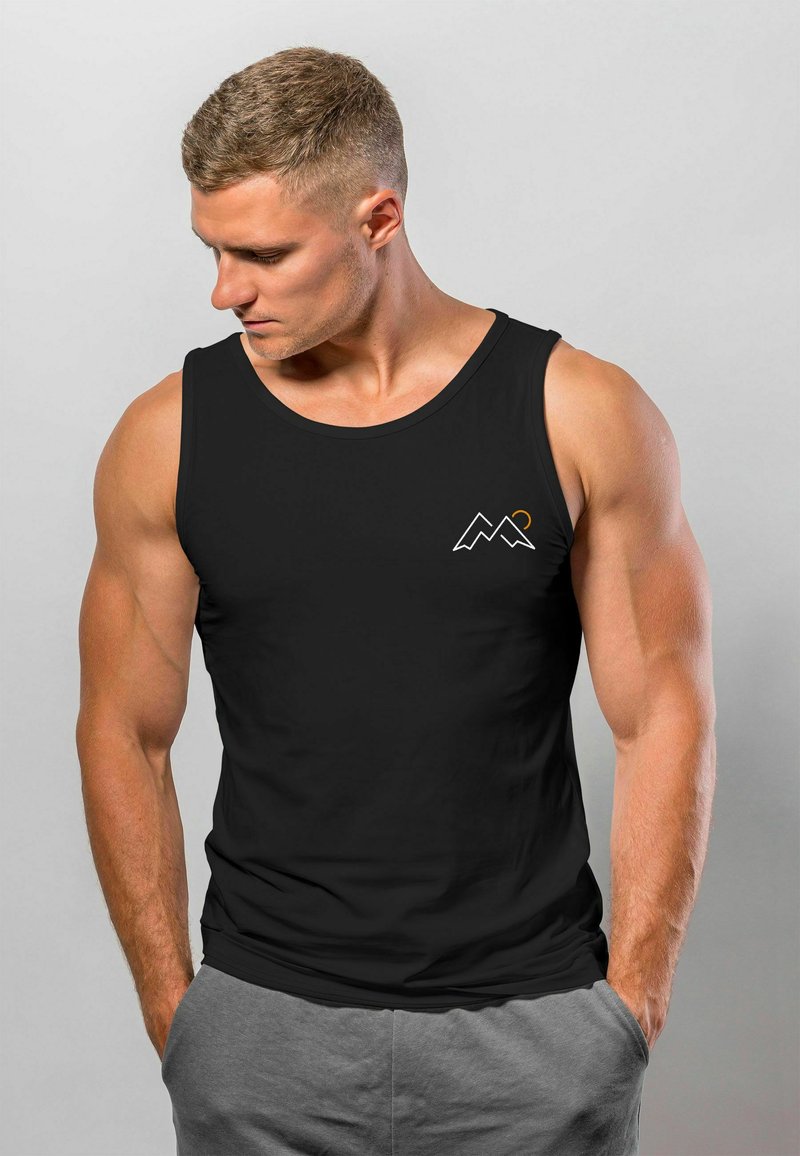 Schwarzes ärmelloses Tanktop mit einem weißen und orangefarbenen Berg-Graphic auf der linken Brust. Weicher Stoff und lockere Passform.