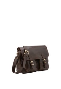 Borsa messenger in pelle marrone con pattina, due tasche frontali e una tracolla regolabile. Caratterizzata da accessori in tonalità oro e dettagli di cucitura.