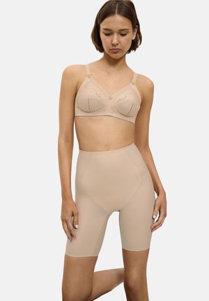 Beżowy zestaw bielizny zawiera biustonosz z koronkowymi zdobieniami oraz modelujące szorty z wysokim stanem. Gładka tekstura i bezszwowy krój.