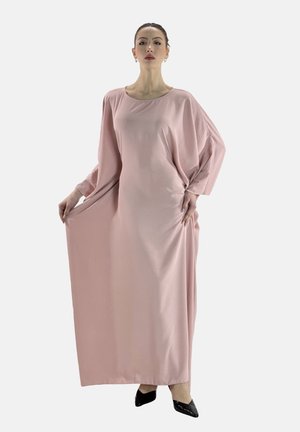 Robe longue et ample en tissu rose doux. Caractéristiques : grandes manches et encolure ronde. Texture lisse, design jusqu'au sol.