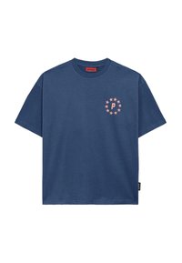 Marineblå bomulds t-shirt med et pink cirkulært logo med stjerner og bogstavet "P" på venstre bryst. Korte ærmer og rund halsudskæring.