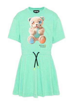Kort mintgroen jurk met korte mouwen en een zwarte taillekoord, met een teddybeerafbeelding met niet-overeenkomende blauwe en oranje knoopogen.