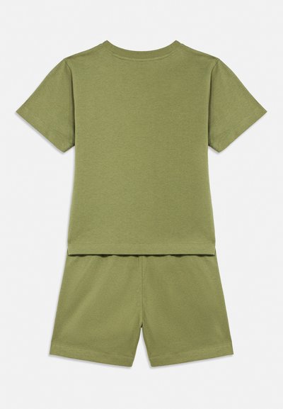 Ensemble t-shirt manches courtes vert olive et shorts assortis, design uni, style décontracté, à plat sur fond blanc.