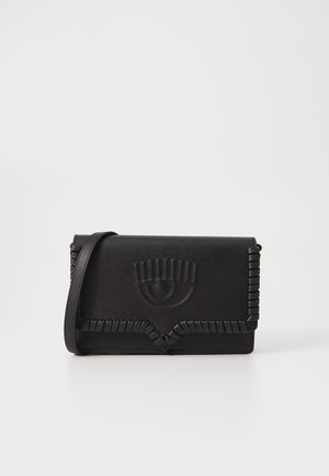 Borsa a tracolla nera in pelle con superficie testurizzata, design impresso e dettagli in tessuto intrecciato lungo i bordi.
