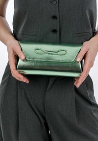 Tamaris AMALIA LOOP - Pochette - pistachio