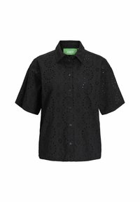 Camisa negra de manga corta con recortes florales bordados, cierre de botones en la parte delantera y una etiqueta verde en el cuello.