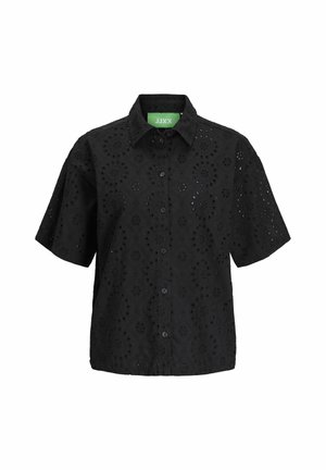 Czarna koszula z krótkim rękawem z haftowanymi kwiatowymi wycięciami, zapinana na guziki z zieloną metką przy kołnierzyku.