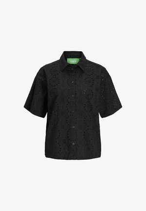 Czarna koszula z krótkim rękawem z haftowanymi kwiatowymi wycięciami, zapinana na guziki z zieloną metką przy kołnierzyku.