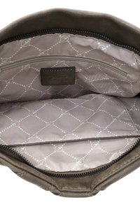 L'interno della borsa in pelle marrone presenta una fodera grigia chiara a motivo con punti e cerchi, numerose tasche e una chiusura con zip.
