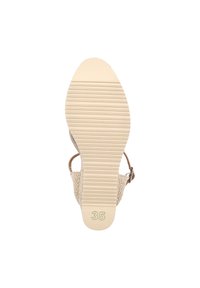 Sandal de trenzado beige con suela texturizada, finas correas marrones y marca de tamaño 35. Diseño plano con fondo estriado para mayor tracción.