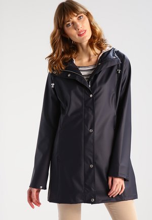 Waterdichte marineblauwe regenjas met een capuchon, ritssluiting aan de voorkant, zilveren drukknoopsluitingen en elastische manchetten; gladde textuur en knielange ontwerp.