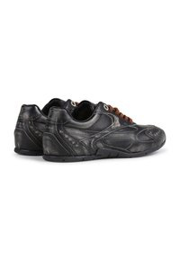Sorte lær sneakers med teksturert overflate, med en buet design, brune snørebånd og dekorative sømmer langs sidene.