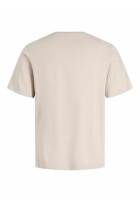 Ανοιχτό μπεζ κοντομάνικη μπλούζα με στρογγυλή λαιμόκοψη, κατασκευασμένη από απαλό βαμβακερό υλικό· απλός σχεδιασμός χωρίς σχέδια ή διακοσμήσεις.