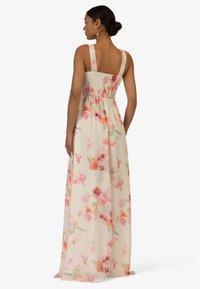 Floral maxi-jurk van zachte stof met pastelbloemmotieven. Beschikt over een smocked lijfje, brede bandjes en een vloeiende rok. Achteraanzicht weergegeven.