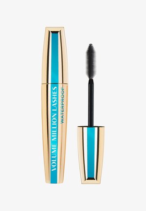 Gouden en turquoise mascara tube met een slank ontwerp, voorzien van de tekst "VOLUME MILLION LASHES WATERPROOF." Vergezeld door een zwarte applicatorborstel.