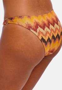 Bikini-Höschen mit einem Zickzackmuster in Orangetönen, Braun und Gelb, versehen mit dekorativen etikettenfarbigen Details in Gold an der Seite.